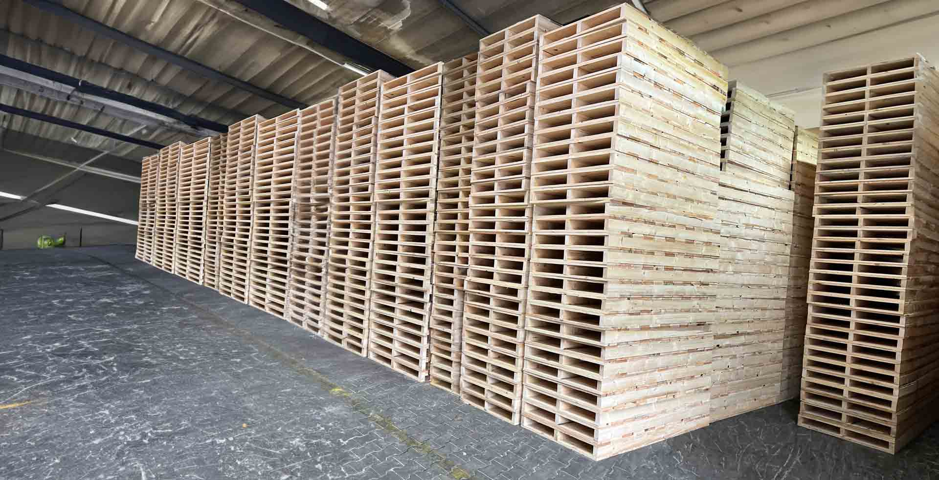Gestapelte Holzpaletten im Lager